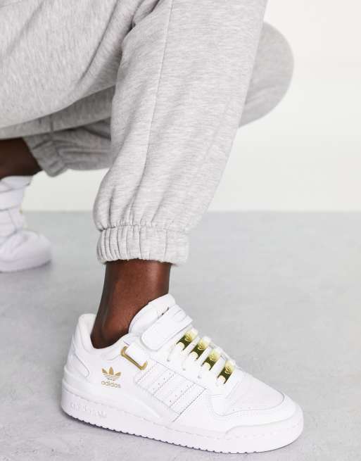 Zapatillas de deporte blancas con detalles dorados Forum Low de adidas Originals