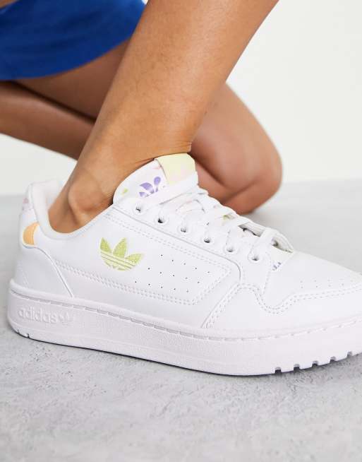 El extraño Pacífico ajuste Zapatillas de deporte blancas con detalles naranjas NY 90 de adidas  Originals | ASOS