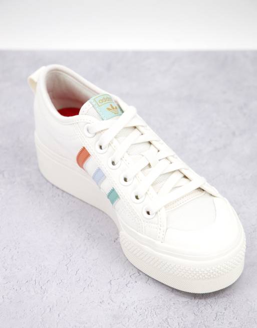 Zapatillas adidas con rayas de colores 2025