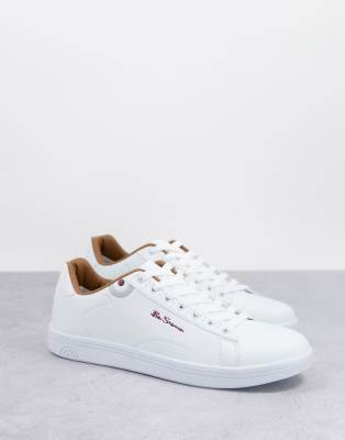 Zapatillas de deporte blancas con diseño minimalista, cordones y logo de Ben Sherman