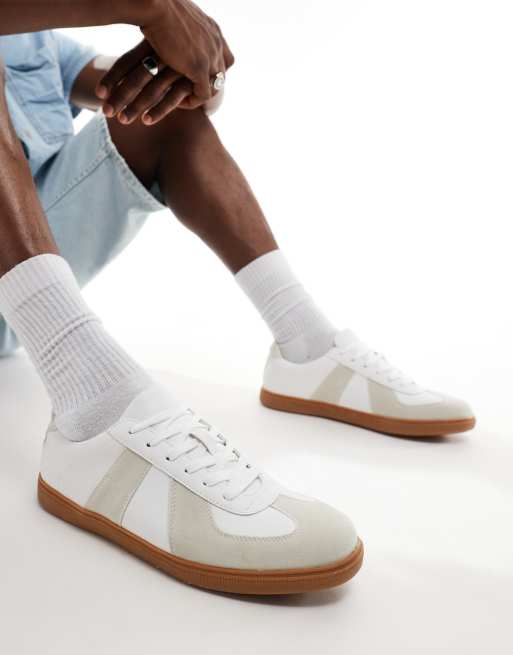 Zapatillas de deporte blancas con diseño minimalista estilo tenista de Truffle Collection