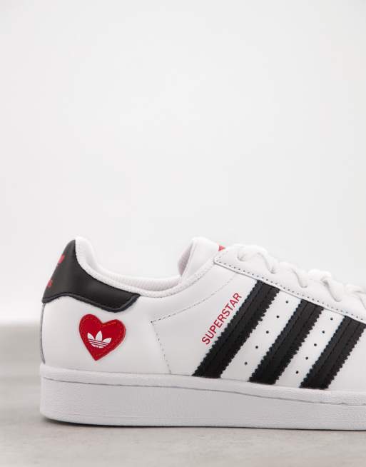 En el piso Excepcional Asco Zapatillas de deporte blancas con estampado de corazón Valentines Superstar  de adidas Originals | ASOS