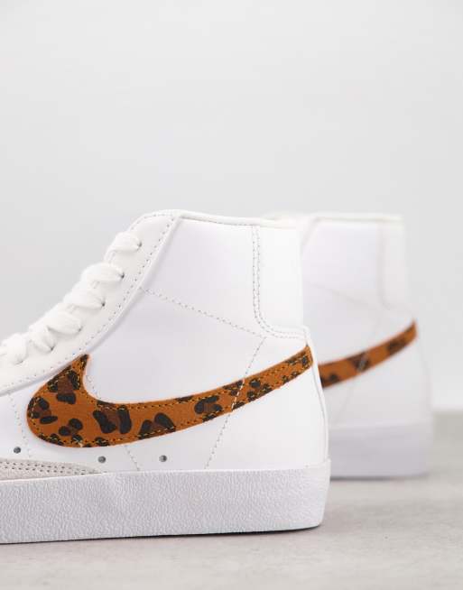 Zapatillas de deporte blancas con estampado de leopardo Blazer Mid 77 de Nike