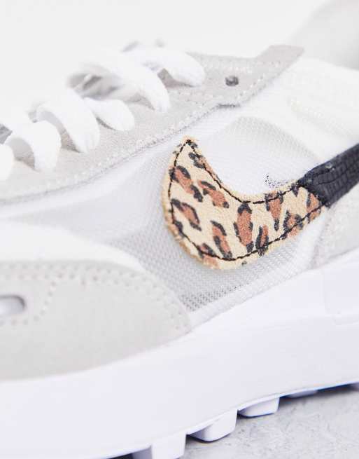 Zapatillas de deporte blancas con estampado de logo de leopardo Waffle One de Nike