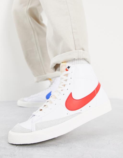 Zapatillas de deporte blancas con logo azul y rojo Blazer Mid '77 Vintage de Nike, 3 de 4