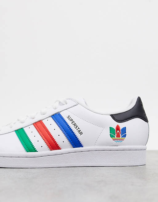 puramente enfermedad brecha Zapatillas de deporte blancas con logo de trébol multicolor Superstar de  adidas Originals | ASOS