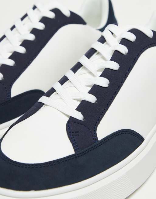 Zapatillas de deporte blancas con paneles azul marino y cordones de ASOS DESIGN, 2 de 4