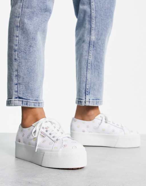 Tía Accesible flojo Zapatillas de deporte blancas con plataforma plana y estampado de símbolo  de la paz 2790 de Superga | ASOS