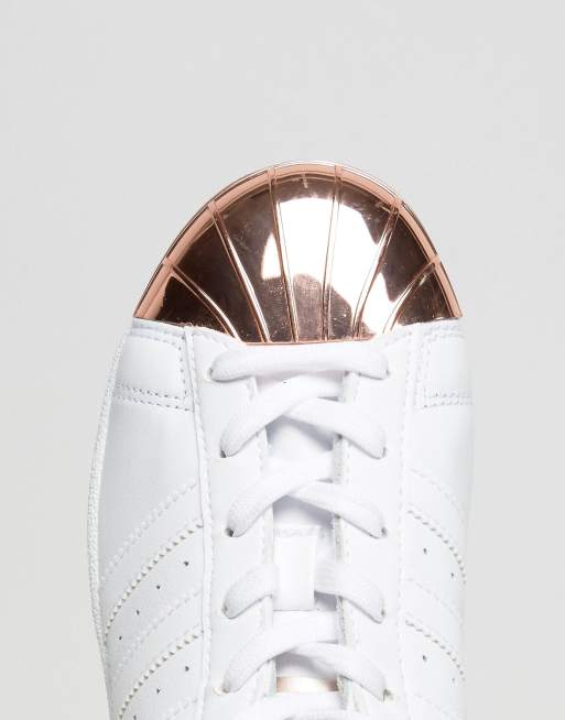 Zapatillas de blancas con puntera metalizada en dorado Superstar de adidas Originals |