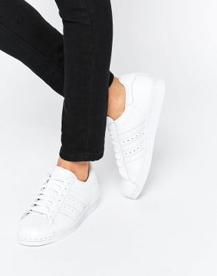 Zapatillas de deporte blancas con puntera perla metalizada Superstar de adidas ASOS