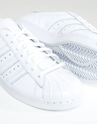 Zapatillas de deporte blancas con puntera perla metalizada Superstar de adidas ASOS