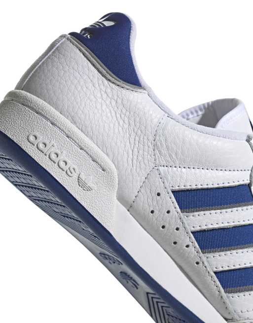 Adidas blancos con store rayas azules