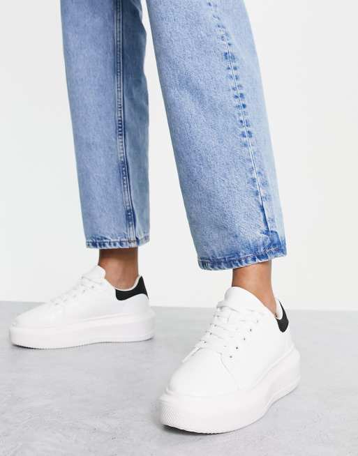 Zapatillas de deporte blancas con suela gruesa Dorina de ASOS DESIGN |