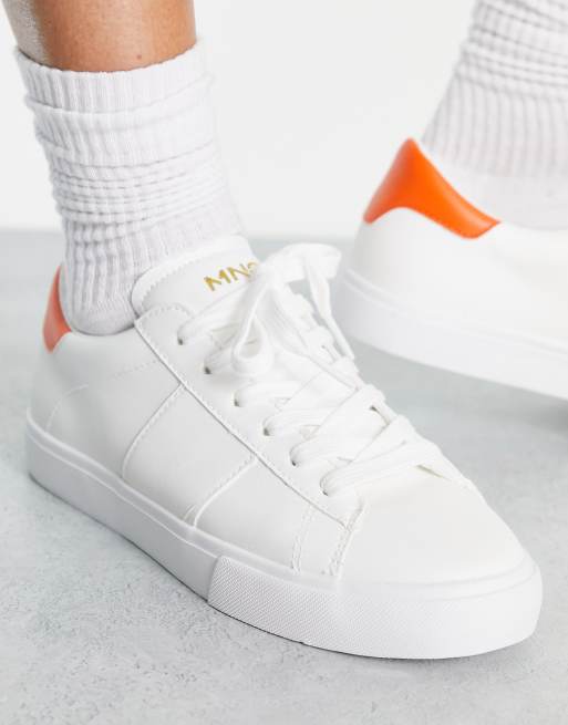 Zapatillas de deporte blancas con talonera naranja de Mango ASOS