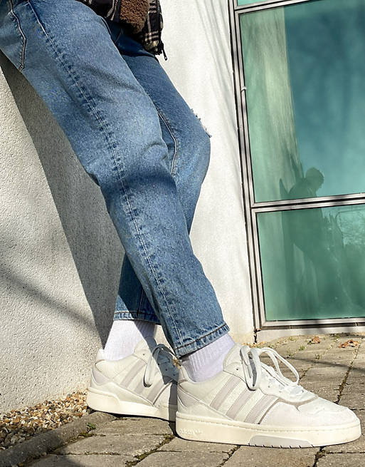 Cósmico Araña de tela en embudo pulgar Zapatillas de deporte blancas Court Refit de adidas Originals | ASOS