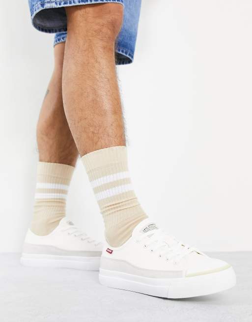 Zapatillas de deporte blancas de corte bajo con etiqueta roja del logo de ante de Levi's