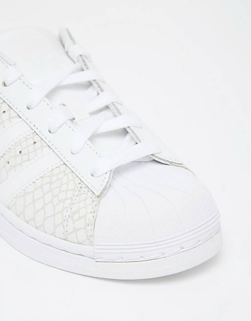 Zapatillas de blancas de cuero serpiente Superstar de adidas Originals | ASOS