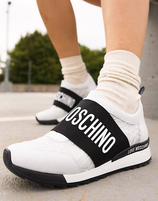 Zapatillas de deporte blancas encaje con del logo de Love Moschino ASOS