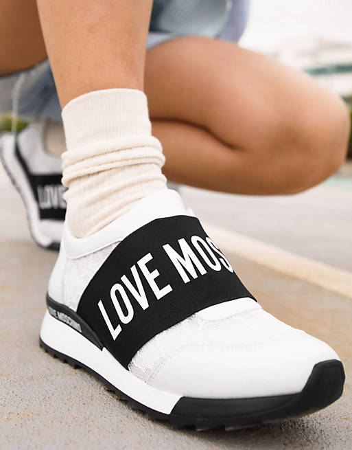 Zapatillas de deporte blancas encaje con del logo de Love Moschino ASOS