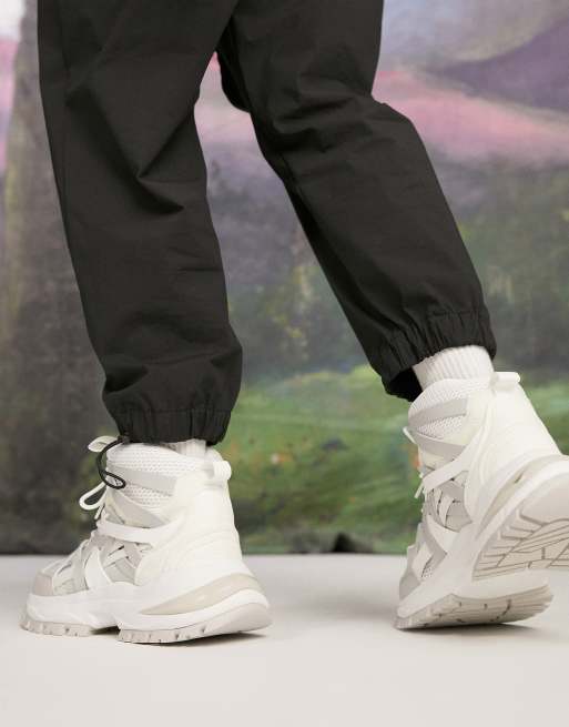 Zapatillas deporte blancas hi-top con paneles de goma y suela gruesa de ASOS | ASOS