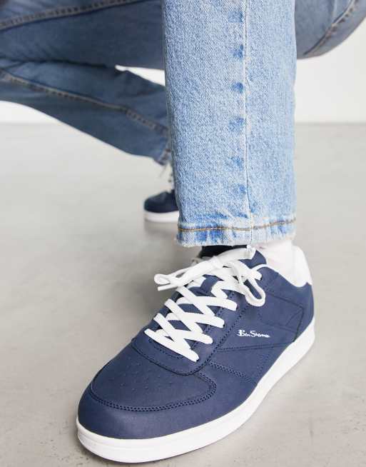 Zapatillas de deporte blancas minimalistas con forro azul marino y cordones de Ben Sherman