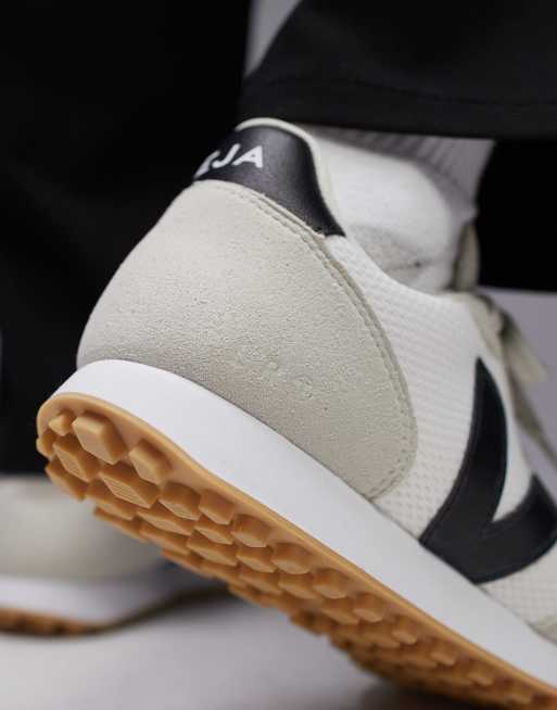Zapatillas de deporte blancas, negras y beis de Alveomesh SDU Rec de VEJA, 5 de 5
