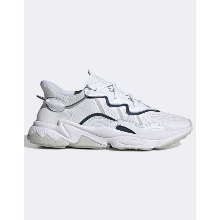 Zapatillas de deporte blancas Ozweego de adidas Originals ASOS