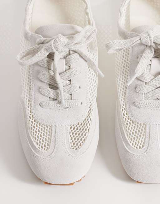 Zapatillas de deporte blancas planas de malla con ribetes de ante auténtico de ARKET, 2 de 5