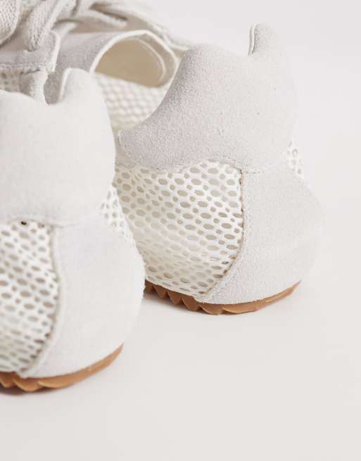 Zapatillas de deporte blancas planas de malla con ribetes de ante auténtico de ARKET, 3 de 5