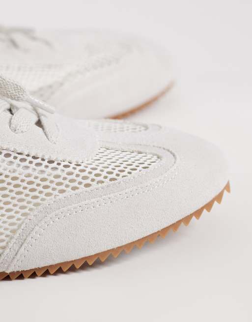 Zapatillas de deporte blancas planas de malla con ribetes de ante auténtico de ARKET, 4 de 5