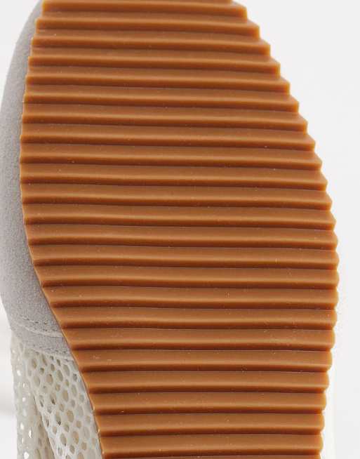 Zapatillas de deporte blancas planas de malla con ribetes de ante auténtico de ARKET, 5 de 5