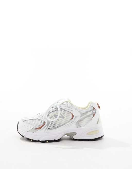 Zapatillas de deporte blancas, plateadas y marrones 530 de New Balance, 2 de 5