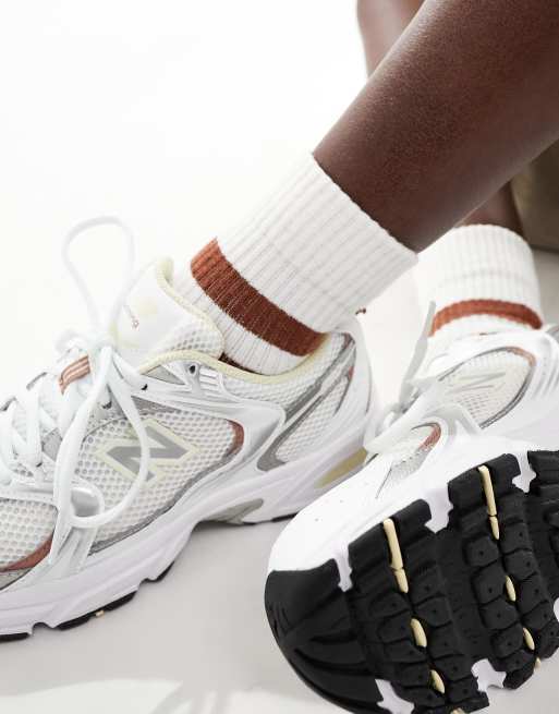 Zapatillas de deporte blancas, plateadas y marrones 530 de New Balance, 4 de 5