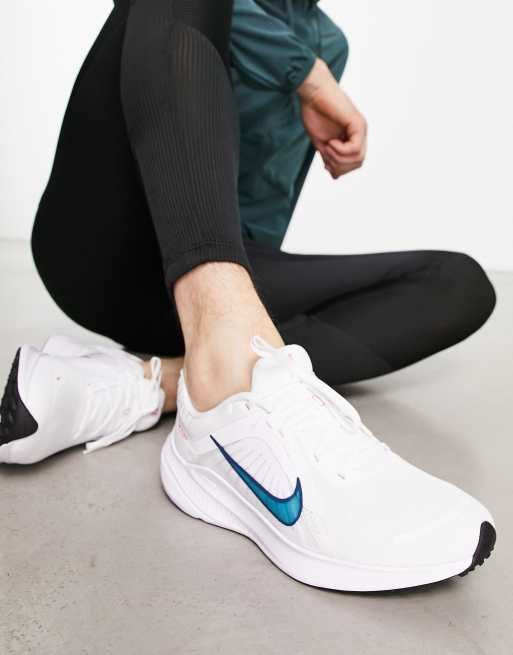 pago Máquina de escribir Aleta Zapatillas de deporte blancas Quest 5 de Nike Running | ASOS