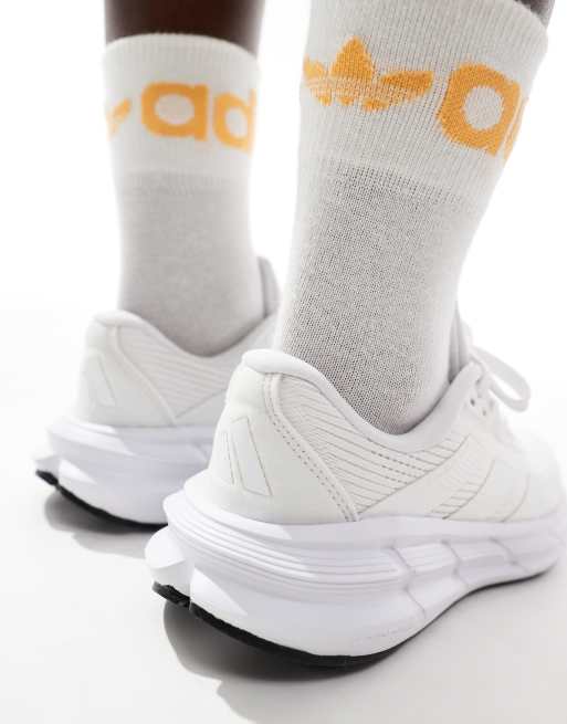 Zapatillas de deporte blancas Questar 3 de adidas Running, 4 de 5