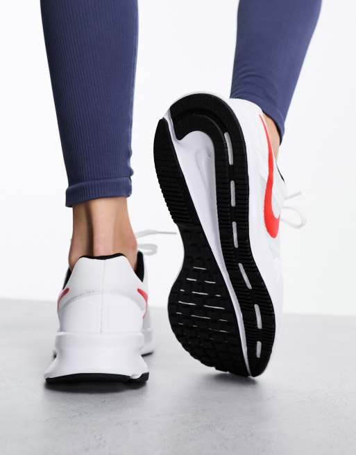 Zapatillas de deporte blancas Run Swift de Nike Running ASOS