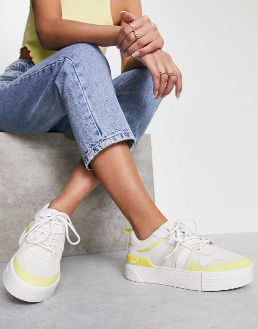 Zapatillas de deporte blancas y amarillas con plataforma plana y paneles variados L002 de Lacoste, 4 de 4