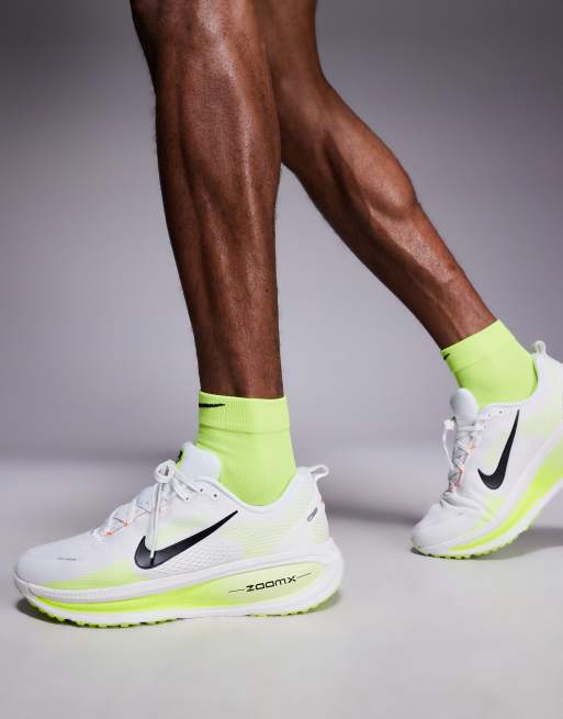 Zapatillas de deporte blancas y amarillo neón Vomero 18 de Nike Running, 3 de 5