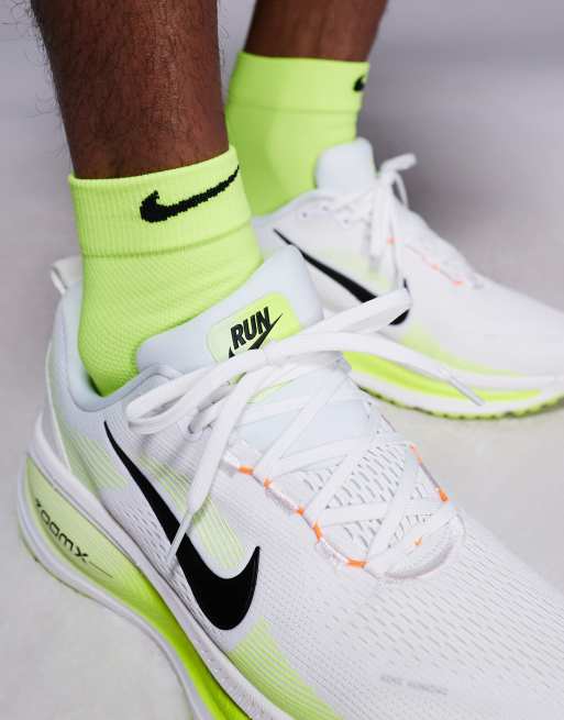 Zapatillas de deporte blancas y amarillo neón Vomero 18 de Nike Running, 4 de 5