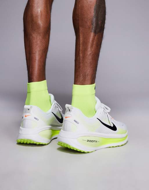 Zapatillas de deporte blancas y amarillo neón Vomero 18 de Nike Running, 5 de 5