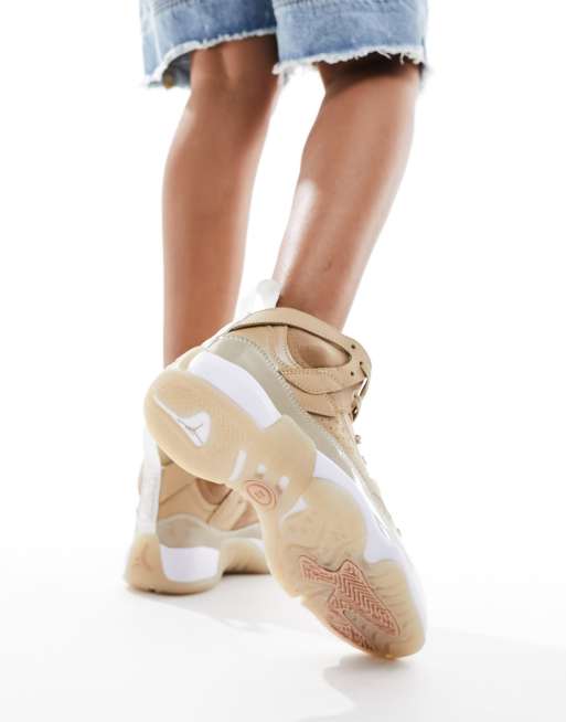 Zapatillas de deporte blancas y arena desértica Two Trey de Jordan, 5 de 5