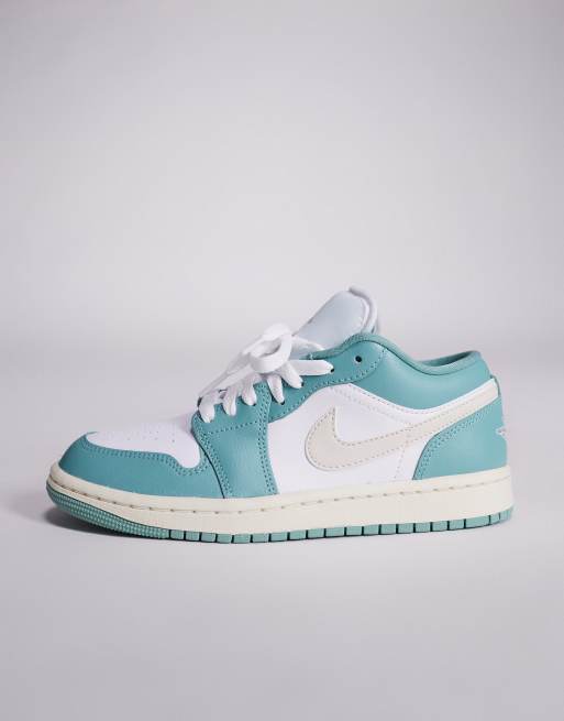 Zapatillas de deporte blancas y azul claro Air Jordan 1 Low de Nike, 2 de 5