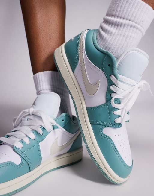 Zapatillas de deporte blancas y azul claro Air Jordan 1 Low de Nike, 4 de 5