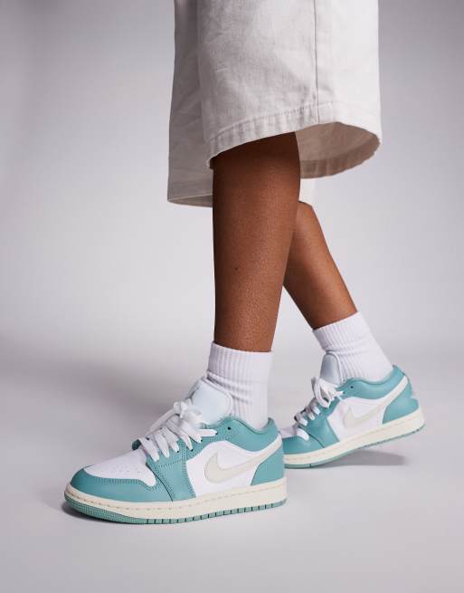 Zapatillas de deporte blancas y azul claro Air Jordan 1 Low de Nike, 5 de 5