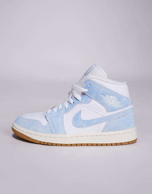 Zapatillas de deporte blancas y azul denim Air Jordan 1 Mid de Nike, 2 de 5