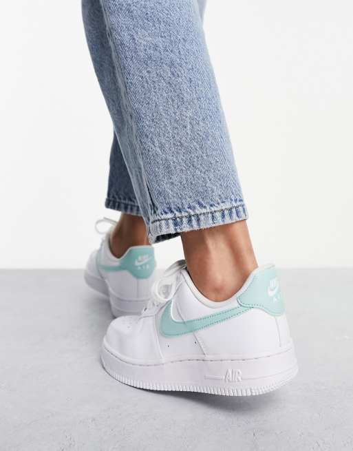Zapatillas de deporte blancas y azul hielo jade Air Force 1 '07 de Nike, 4 de 4