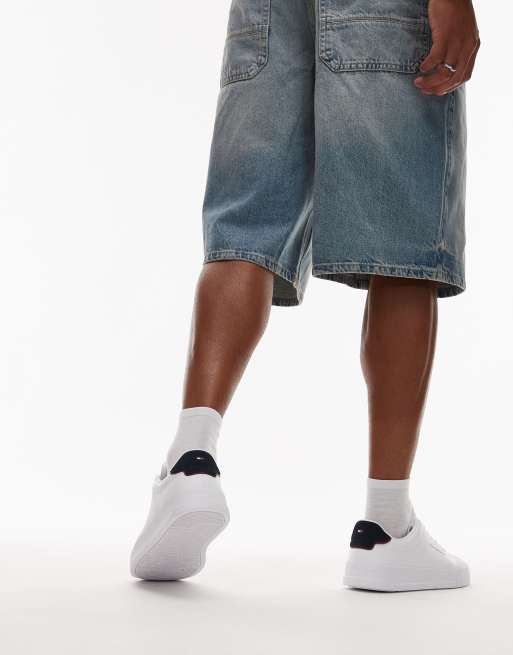 Zapatillas de deporte blancas y azul marino básicas de cuero Court de Tommy Hilfiger, 3 de 5