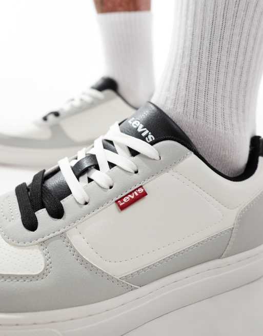 Zapatillas de deporte blancas y azul marino con etiqueta roja del logo Liam de Levi's, 4 de 5