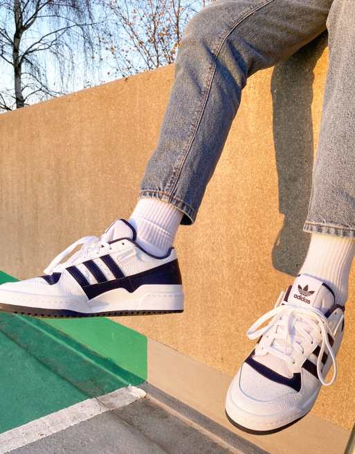 es inutil Dedicación Declaración Zapatillas de deporte blancas y azul marino noche Forum Low de adidas  Originals | ASOS