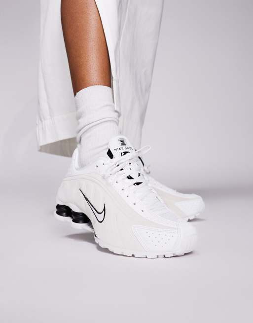 Zapatillas de deporte blancas y beis unisex Shox R4 de Nike, 3 de 5